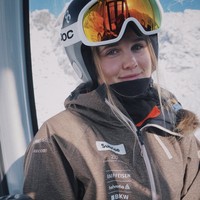 Rekannya segera melaporkan kejadian itu ke tim penyelamat. Sayangnya, meskipun Sophie ditemukan dua jam kemudian dan sempat mendapat pertolongan pertama berupa CPR, nyawanya tidak tertolong. “Bagi keluarga besar Swiss-Ski, kematian tragis Sophie telah memberikan bayangan kelam di musim liburan Natal ini. Kami sangat berduka,” ungkap CEO divisi olahraga Swiss-Ski, Walter Reusser. Foto: dok. Instagram