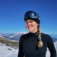 Menurut pernyataan resmi dari federasi Swiss-Ski, insiden ini terjadi di lintasan black diamond yang tertutup di resor pegunungan Arosa, tempat Sophie sering menghabiskan waktu untuk hobi freeriding-nya. Pihak kepolisian lokal menjelaskan bahwa longsoran salju menghantam Sophie setelah ia keluar dari lintasan tertutup tersebut. Foto: dok. Instagram