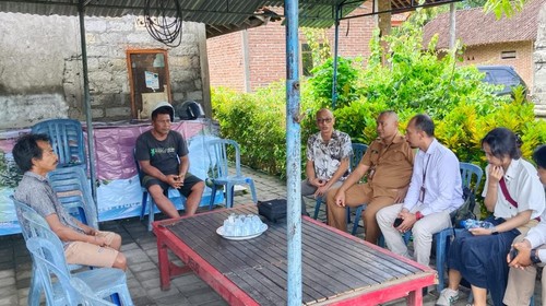 Suasana rumah duka PMI asal Desa Tuwed, Kecamatan Melaya, Jembrana, Bali, yang meninggal dunia di Turki akibat penyakit meningitis, Jumat (27/12/2024). (Foto: Dok. Pemkab Jembrana)