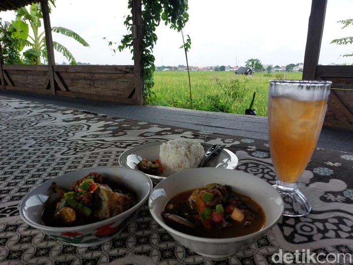 Suasana Rumah Makan Bageur Cirebon