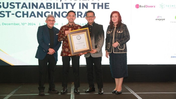 Talent Management & Culture Department Head KALLA, Muh. Ilhamsyah Ekaputra menerima penghargaan dalam Conference & Awarding Indonesia Best Company in Creating Leaders From Within 2024 yang berlangsung di Hotel Shangri-La, Jakarta.