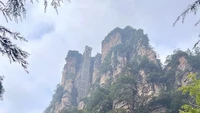 Lift Bailong yang mampu membawa 50 orang ke ketinggian 326 meter dalam waktu kurang dari dua menit. Ini adalah salah satu atraksi utama di taman ini dan banyak orang yang mengantre berjam-jam di musim puncak untuk menaikinya.