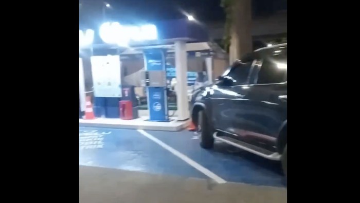 Tangkapan layar Fortuner Parkir di SPKLU @innovacommunity