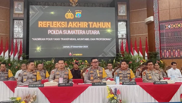 Teks foto: Kapolda Sumut Irjen Whisnu saat paparan di acara Refleksi Akhir Tahun Polda Sumut, Jumat (27/12/2024). (Foto: Istimewa)