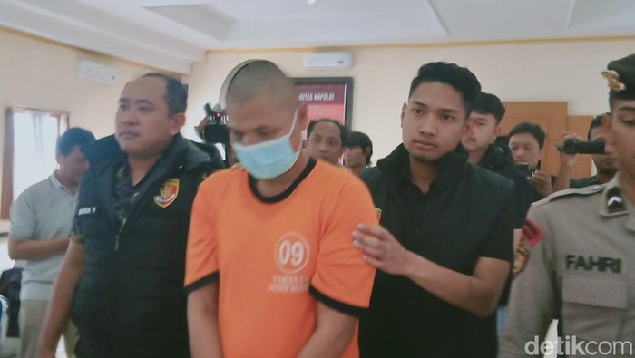 Tersangka penganiayaan-perampasan terhadap wanita teman kencannya, Yuswanto alias YW, dihadirkan di konferensi pers Polres Klaten, Jumat (27/12/2024).