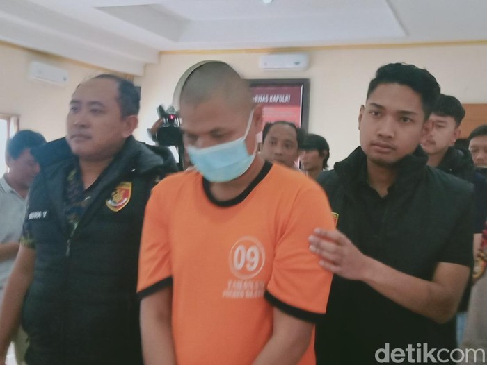 Tersangka penganiayaan-perampasan terhadap wanita teman kencannya, Yuswanto alias YW, dihadirkan di konferensi pers Polres Klaten, Jumat (27/12/2024).