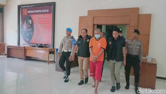 Tersangka penganiayaan teman kencan, Yuswanto (44) saat dihadirkan dalam jumpa pers di Polres Klaten, Jumat (27/12/2024).