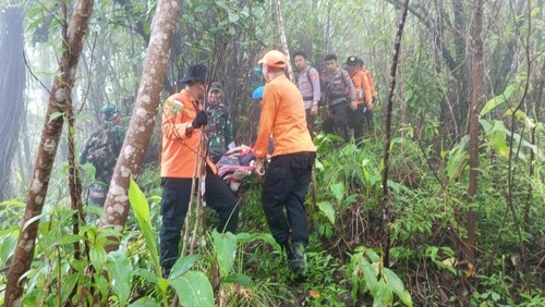 Tim SAR gabungan saat mengevakuasi pendaki yang dilaporkan hilang di Gunung Agung, Karangasem, Bali, Jumat (27/12/2024). (Foto: Dok. Basarnas Karangasem)