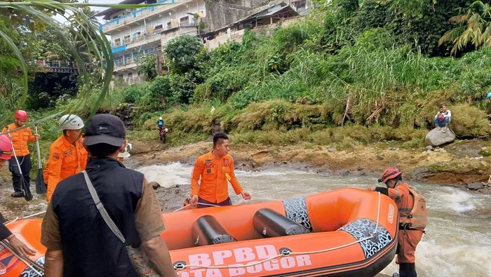 Tim SAR melakukan pencarian terhadap remaja 13 tahun yang hanyut terbawa arus Sungai Ciliwung, Bogor.