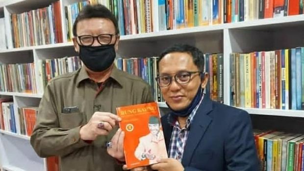 Menpan RB Tjahjo Kumolo dan penulis