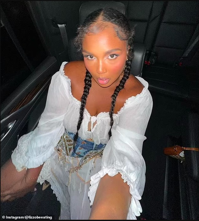 Lizzo AfterBentuk tubuhnya pelantun ‘About Damn Time’ yang berubah itu pun memunculkan rumor Ozempic. Seperti Cristina Aguilera, ia diduga mengkonsumsi obat diabetes yang popular di kalangan selebriiti untuk menurunkan berat badan. Foto: Instagram