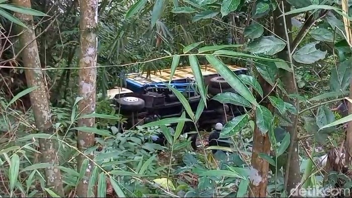 Truk jatuh ke jurang di Tasikmalaya