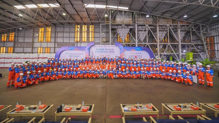 Tutup Tahun 2024, Pupuk Kaltim Capai Target Produksi Lebih dari 100% Direktur Utama Pupuk Kaltim, Budi Wahju Soesilo membuka acara pengantongan terakhir tutup produksi 2024 di area gudang Pupuk Kaltim di Bontang, Kalimantan Timur (24/12/2024).