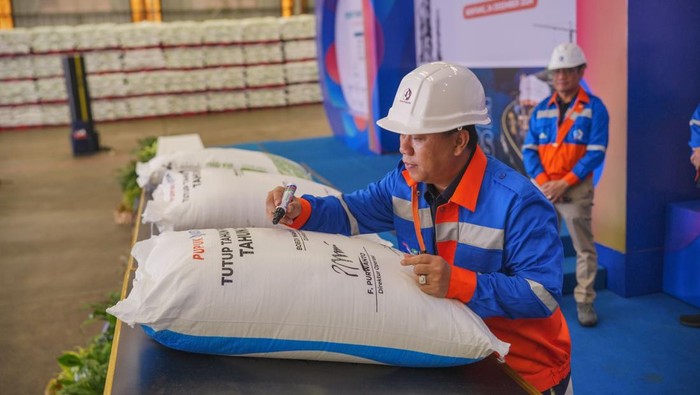 Tutup Tahun 2024, Pupuk Kaltim Capai Target Produksi Lebih dari 100% Direktur Utama Pupuk Kaltim, Budi Wahju Soesilo membuka acara pengantongan terakhir tutup produksi 2024 di area gudang Pupuk Kaltim di Bontang, Kalimantan Timur (24/12/2024).