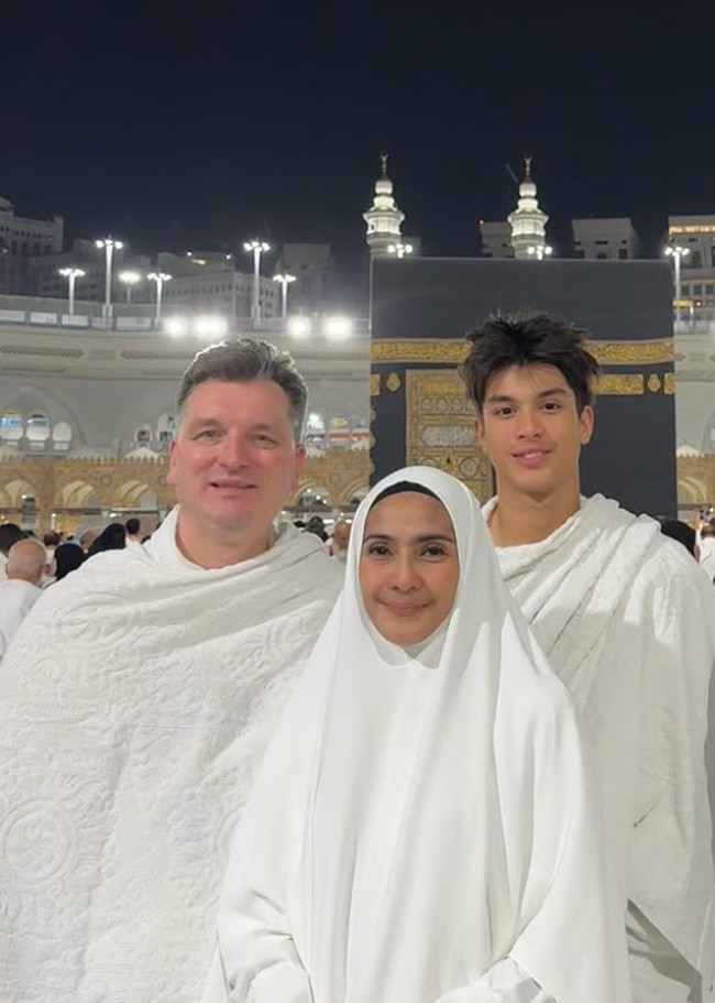 Maudy Koesnaedi umrah bersama suaminya Frederik Johannes Meijer yang berdarah Belanda dan putra tercinta, Eddy Maliq Meijer. Maudy mengunggah foto lawas dan suaminya pernah berdoa ingin berangkat umrah bersama anaknya kelak. 20 tahun lalu. September 2004, pertama kali umroh bareng @emjkt. Saat tawaf wada, Erik berdoa minta kembali umroh bareng dengan anak. (Saat itu bahkan belum ada tanda-tanda @eddy_mm akan hadir) Desember 2024, alhamdulillah. Saat tawaf wada kali ini memohon agar dapat kembali umroh bersama anak mantu cucu dalam kondisi baik sehat bahagia. Aamiin YRA, ucap @maudykoesnaedi. Foto: Dok. Instagram @maudykoesnaedi.