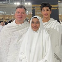 Maudy Koesnaedi umrah bersama suaminya Frederik Johannes Meijer yang berdarah Belanda dan putra tercinta, Eddy Maliq Meijer. Maudy mengunggah foto lawas dan suaminya pernah berdoa ingin berangkat umrah bersama anaknya kelak. 20 tahun lalu. September 2004, pertama kali umroh bareng @emjkt. Saat tawaf wada, Erik berdoa minta kembali umroh bareng dengan anak. (Saat itu bahkan belum ada tanda-tanda @eddy_mm akan hadir) Desember 2024, alhamdulillah. Saat tawaf wada kali ini memohon agar dapat kembali umroh bersama anak mantu cucu dalam kondisi baik sehat bahagia. Aamiin YRA, ucap @maudykoesnaedi. Foto: Dok. Instagram @maudykoesnaedi.