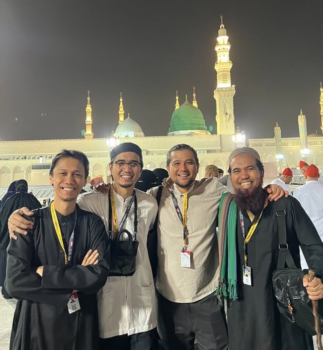 Warganet mendadak heboh dengan unggahan Sakti di media sosial. Dia menjalani umrah bersama para personel Sheila On 7, Eross Chandra, Duta dan Adam. Mereka terlihat saling merangkul dan tersenyum bahagia ketika berada di Masjid Nabawi. Alhamudlillah.. ALLAH hantar kami ke Madinah..Saya menunggu 18 tahun untuk bisa begini gesss ... 😇❤️MaasyaaALLAH La Quwwata illa Billah .. tulis Sakti dengan nama akun Instagram @salman_al_jugjawy. Foto: Dok. Instagram @salman_al_jugjawy.
