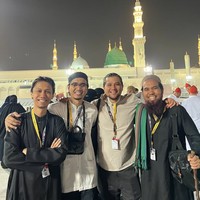 Warganet mendadak heboh dengan unggahan Sakti di media sosial. Dia menjalani umrah bersama para personel Sheila On 7, Eross Chandra, Duta dan Adam. Mereka terlihat saling merangkul dan tersenyum bahagia ketika berada di Masjid Nabawi. Alhamudlillah.. ALLAH hantar kami ke Madinah..Saya menunggu 18 tahun untuk bisa begini gesss ... 😇❤️MaasyaaALLAH La Quwwata illa Billah .. tulis Sakti dengan nama akun Instagram @salman_al_jugjawy. Foto: Dok. Instagram @salman_al_jugjawy.
