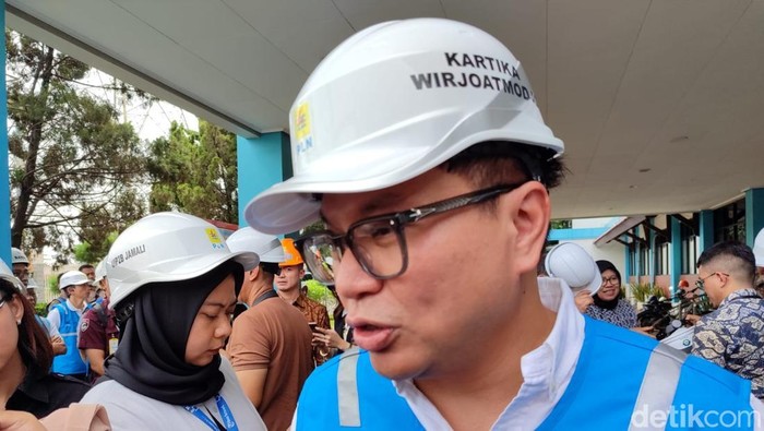 Sejumlah tamu beraktivitas di dekat logo baru Kementerian Badan Usaha Milik Negara (BUMN) di Gedung Kementerian BUMN, Jakarta, Kamis (2/7/2020). Kementerian BUMN meluncurkan logo baru pada Rabu (1/7) yang menjadi simbolisasi dari visi dan misi kementerian maupun seluruh BUMN dalam menatap era kekinian yang penuh tantangan sekaligus kesempatan. ANATAR FOTO/Aprillio Akbar/nz