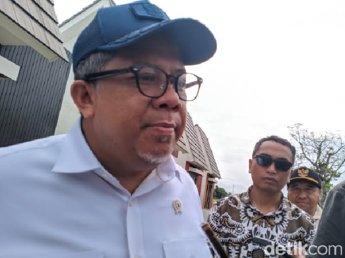 Wakil Menteri Perumahan dan Kawasan Permukiman Indonesia Fahri Hamzah saat berkunjung ke Lombok Barat, Jumat (27/12/2024). (Ahmad Viqi/detikBali)