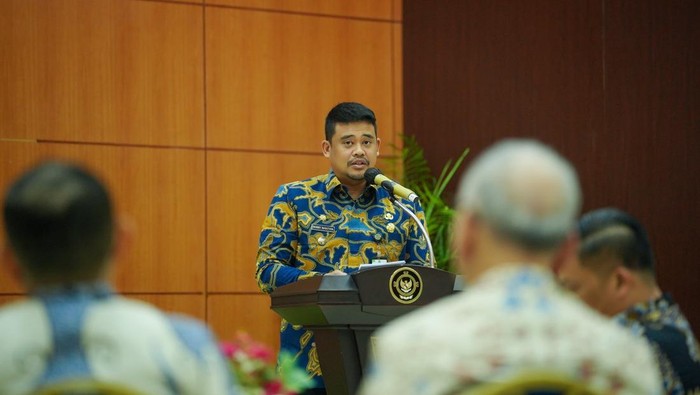Wali Kota Medan Bobby Nasution saat menerima LHP dari BPKP Sumut