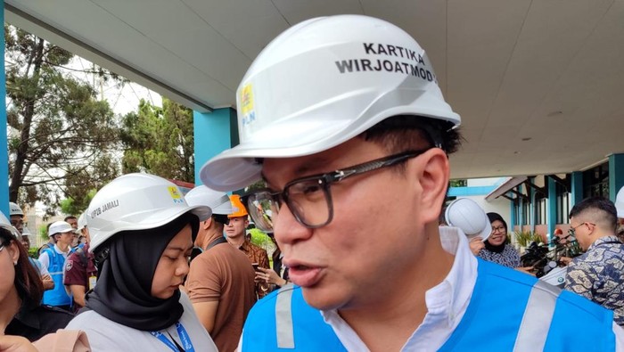 Wamen BUMN Kartika Wirjoatmodjo (Tiko) meninjau Gardu Induk PLN, Depok, Jumat (27/12/2024).