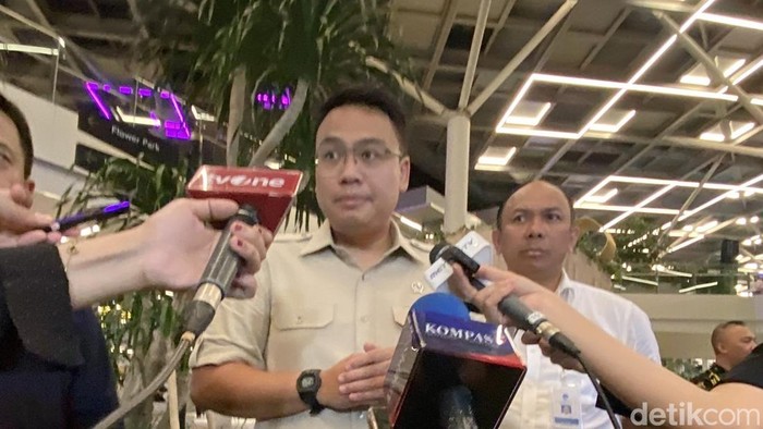 Wamenkomdigi Angga Raka Prabowo mengecek jaringan internet di jalur Pantura