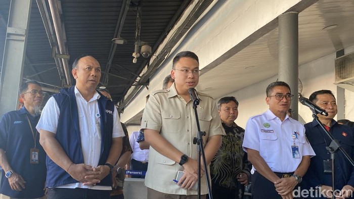Wamenkomdigi Angga Raka Prabowo mengecek jaringan komunikasi dan akses layanan internet di Stasiun Senen. (Firda/detikcom)