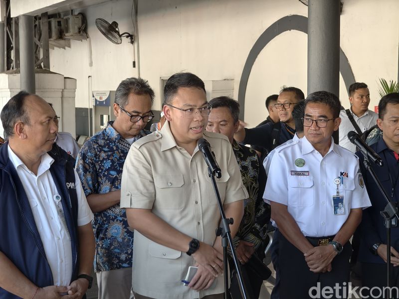 Wamnkominfo Cek Jaringan di Stasiun Pasar Senen