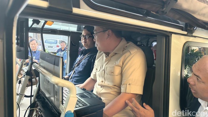 Wamnkominfo Cek Jaringan di Stasiun Pasar Senen