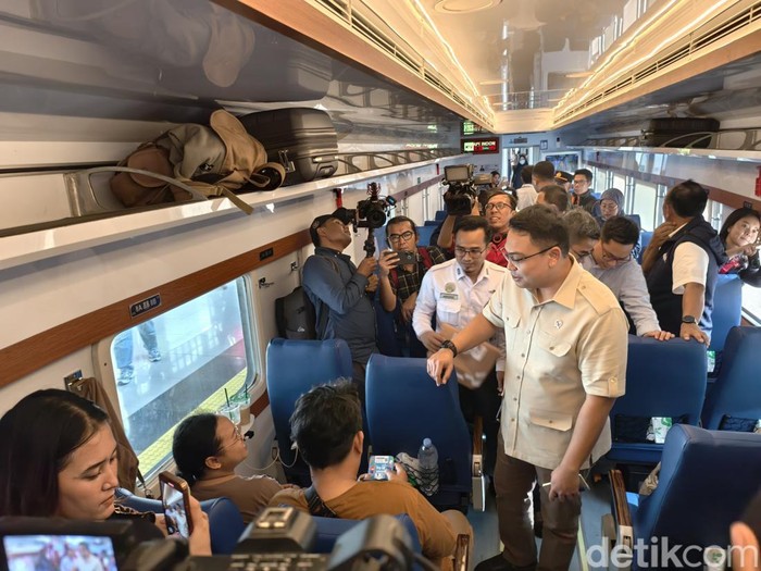 Wamnkominfo Cek Jaringan di Stasiun Pasar Senen