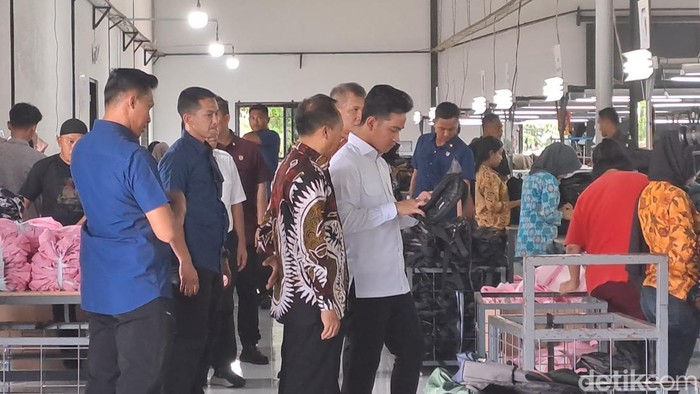 Wakil Presiden Republik Indonesia Gibran Rakabuming Raka saat meninjau Pabrik CV. Trackerindo Anugerah Sejahtera Wonogiri.