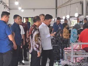 Momen Wapres Gibran Kunjungi Pabrik Tas di Wonogiri