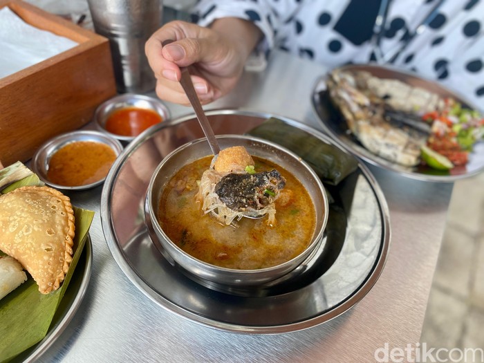Warung Ijo: Gurihnya Juara! Sop Saudara Khas Makassar Pakai Buras Lembut