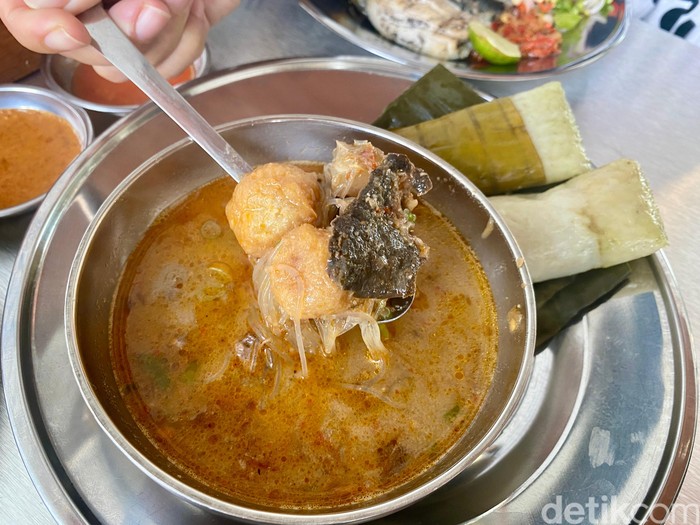 Warung Ijo: Gurihnya Juara! Sop Saudara Khas Makassar Pakai Buras Lembut