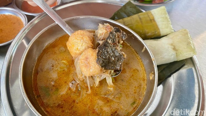 Warung Ijo: Gurihnya Juara! Sop Saudara Khas Makassar Pakai Buras Lembut