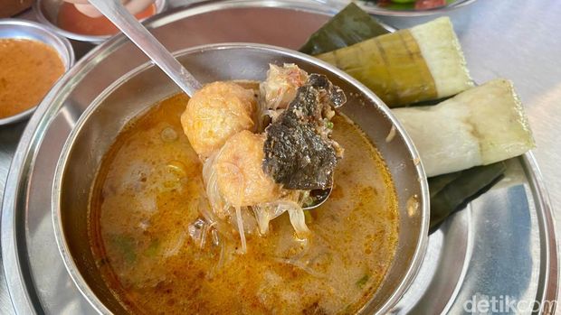 Warung Ijo: Gurihnya Juara! Sop Saudara Khas Makassar Pakai Buras Lembut