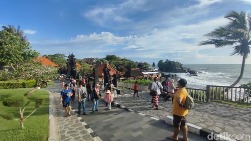 Wisatawan memadati objek wisata Tanah Lot di Tabanan, Bali, Jumat (27/12/2024).