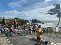 Wisatawan Padati Tanah Lot Selama Libur Nataru