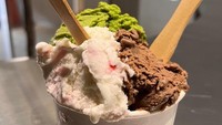 Sedang di Kuta? Coba mampir ke Pinkies Gelato & Coffee. Lokasinya di Komplek Pertokoan Kuta Gallery. Banyak pilihan rasa unik di sini, seperti Okumidori Matcha, Strawberry Milk, Burnt Banana, hingga Passionfurit Kecombrang. Harganya Rp 38 ribu untuk 2 rasa. Foto: Natalia Astrid