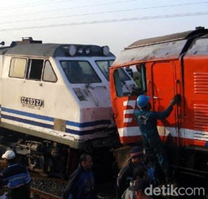 2 kereta api tabrakan di pasuruan