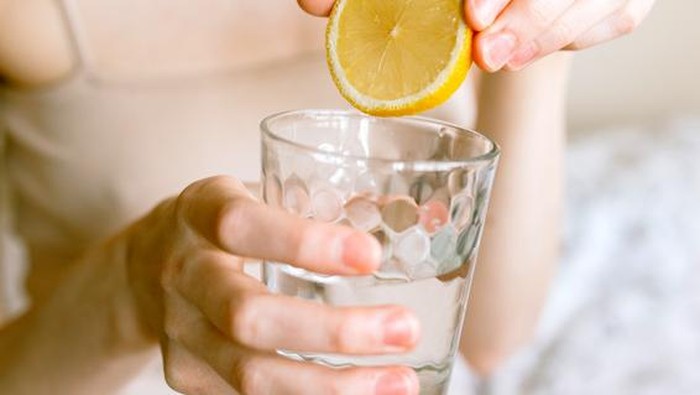 manfaat konsumsi air lemon hangat