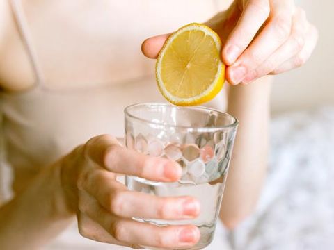 manfaat konsumsi air lemon hangat