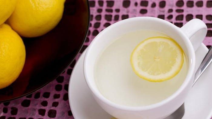 manfaat konsumsi air lemon hangat