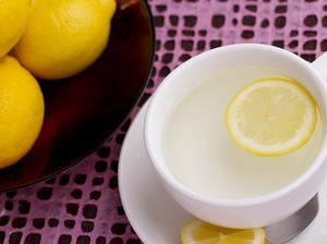 Manfaat Sehat Rutin Minum Air Lemon Hangat Saat Perut Kosong