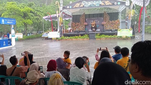 Antusiasme pengunjung Festival Pandawa meski diguyur hujan deras sejak pagi hingga sore, Sabtu (28/12/2024). (Foto: Aryo Mahendro/detikBali)