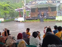 Pengunjung Festival Pandawa Antusias meski Hujan Deras Sejak Pagi