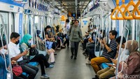 Penumpang menaiki moda transportasi MRT di Jakarta, Sabtu (28/12/2024). Pemprov Jakarta menggratiskan layanan transportasi umum MRT, LRT Jakarta, dan TransJakarta saat malam pergantian tahun baru.