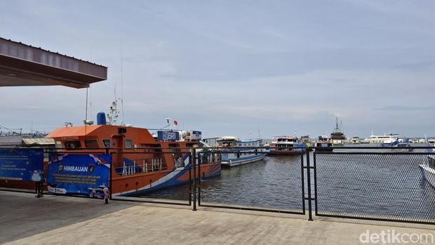 Banjir rob di Muara Angke, Jakut berimbas pada menurunnya jumlah kunjungan wisatawan ke Kepulauan Seribu. Pelaku pariwisata berharap infrastruktur diperbaiki. (Taufiq S/detikcom)