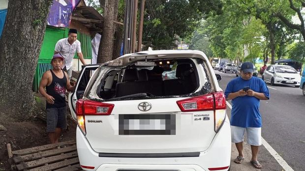 Batang pohon trembesi tumbang timpa 2 mobil di Malang.